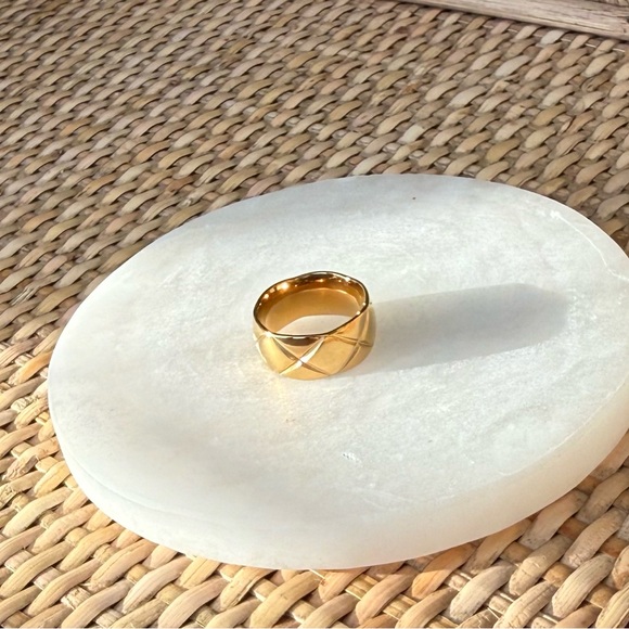 Gold Quilted Women's Ring - Picture 9 of 10
